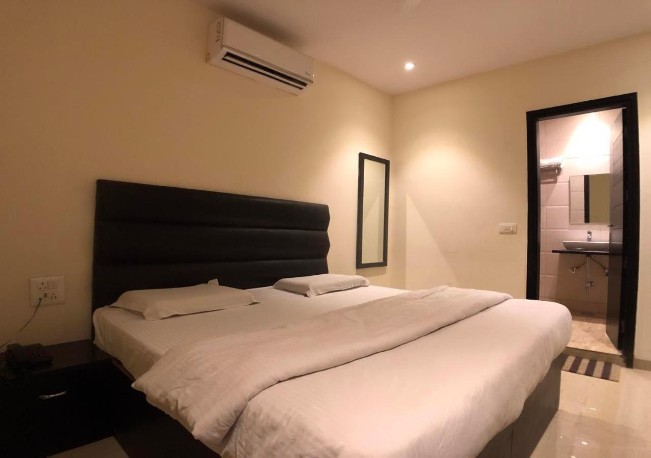 Solitaire Hotel New Delhi Ngoại thất bức ảnh